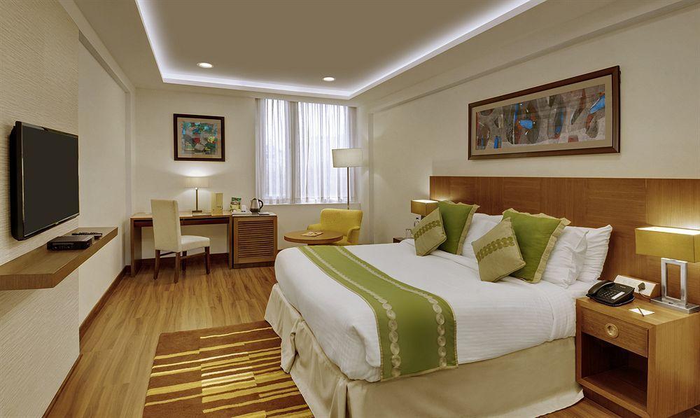 Hotel 32Nd Milestone Gurgaon Zewnętrze zdjęcie