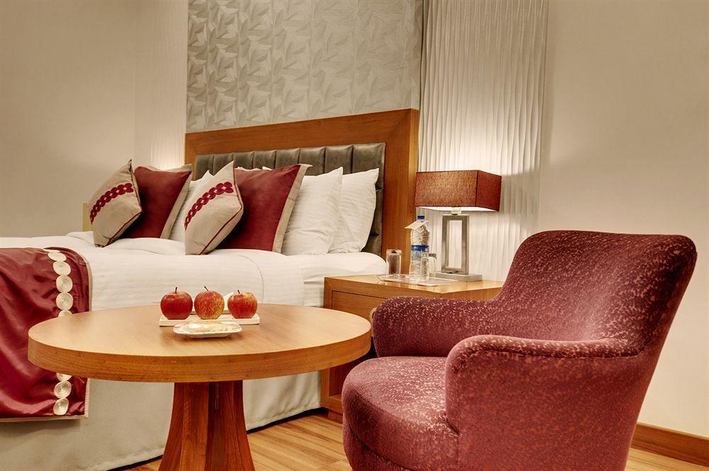 Hotel 32Nd Milestone Gurgaon Zewnętrze zdjęcie