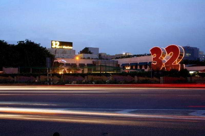 Hotel 32Nd Milestone Gurgaon Zewnętrze zdjęcie