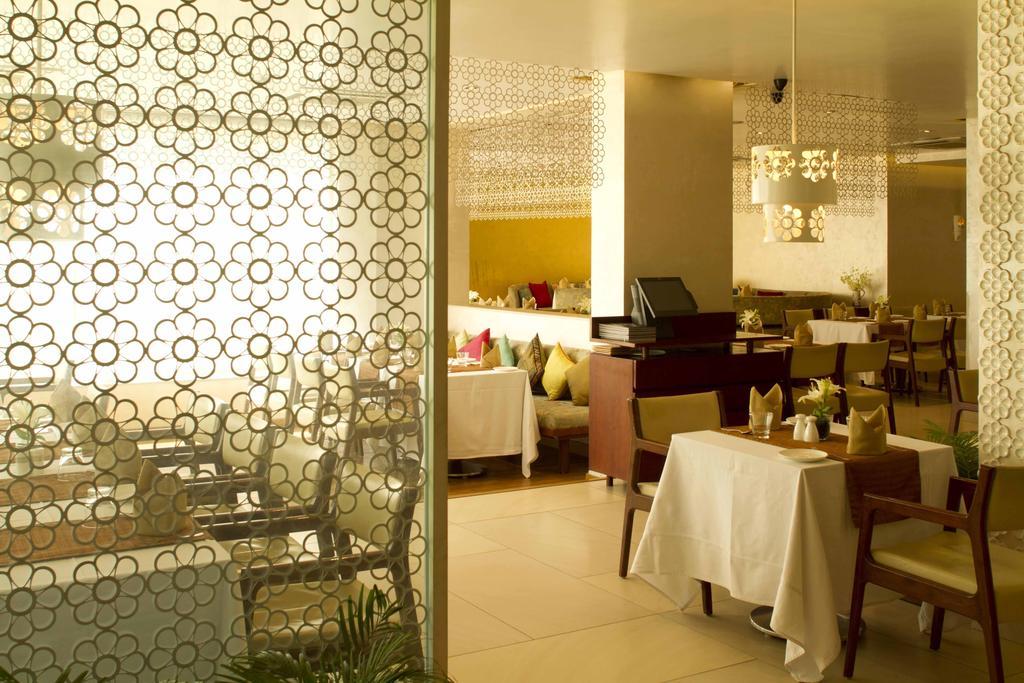 Hotel 32Nd Milestone Gurgaon Zewnętrze zdjęcie