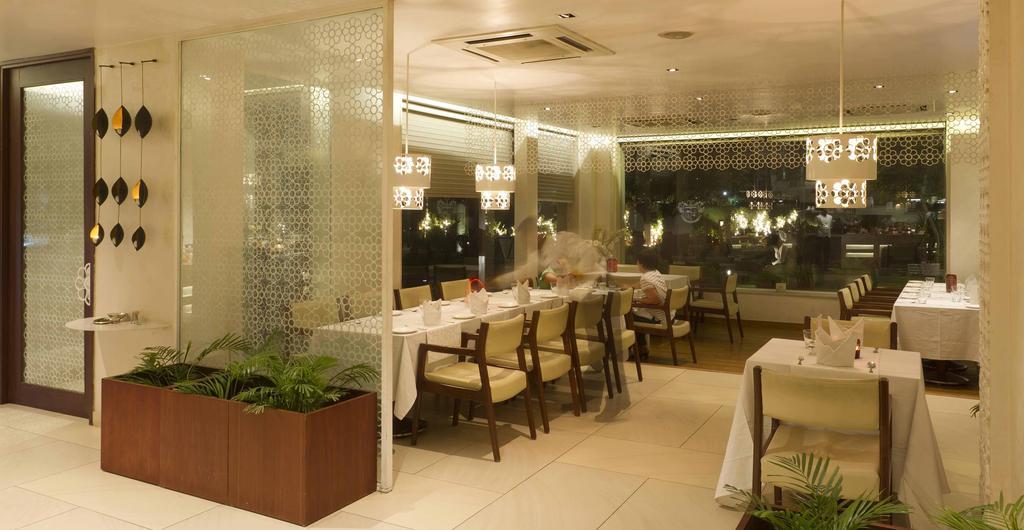 Hotel 32Nd Milestone Gurgaon Zewnętrze zdjęcie