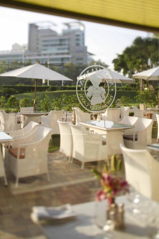 Hotel 32Nd Milestone Gurgaon Zewnętrze zdjęcie
